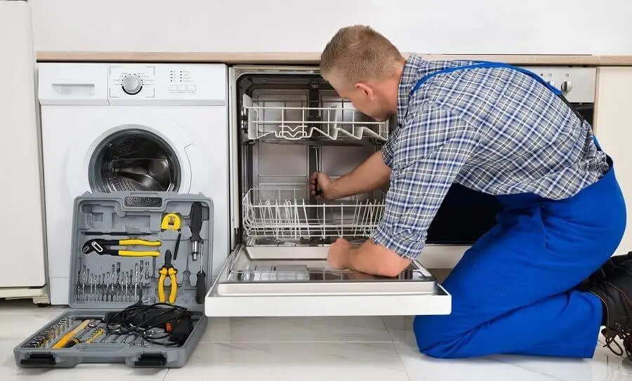 Dikili Viessmann servisi teknisyen ekibi beyaz eşya tamiri yaparken
